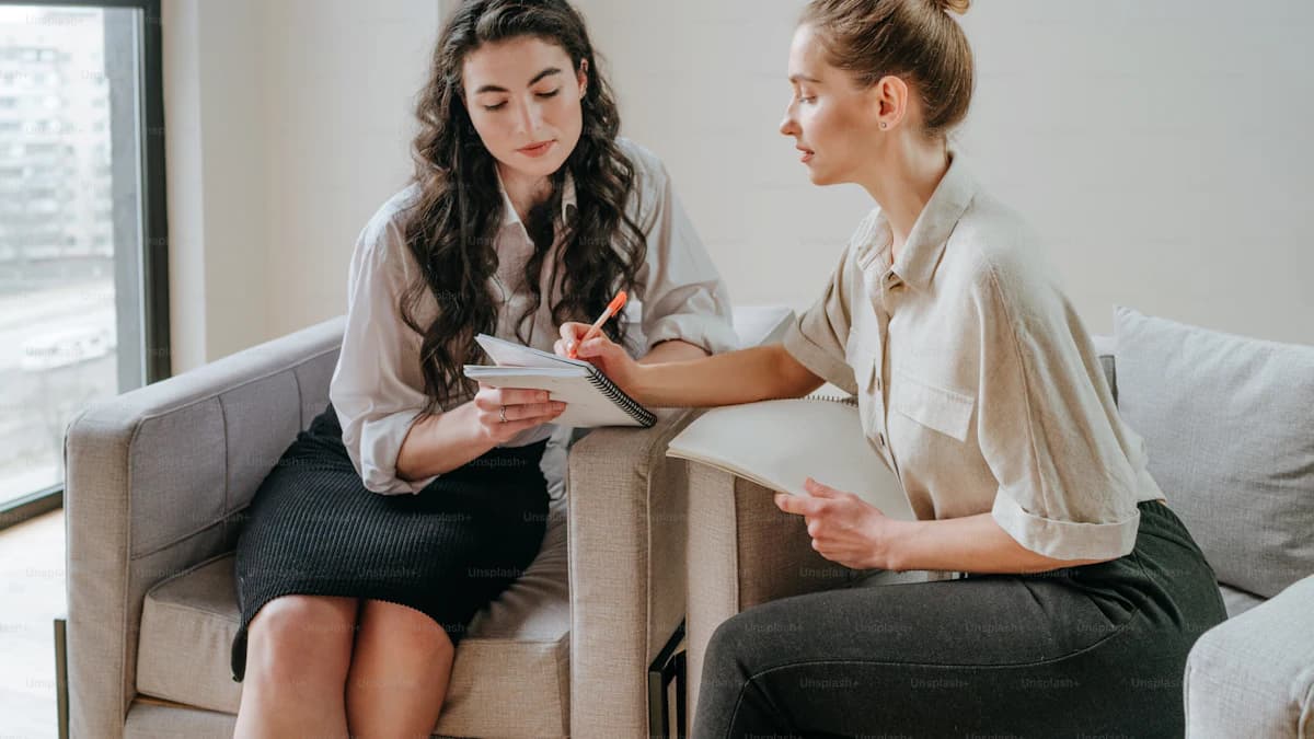 Coachgesprek aan tafel met notities voor het kiezen van passende ADHD begeleiding