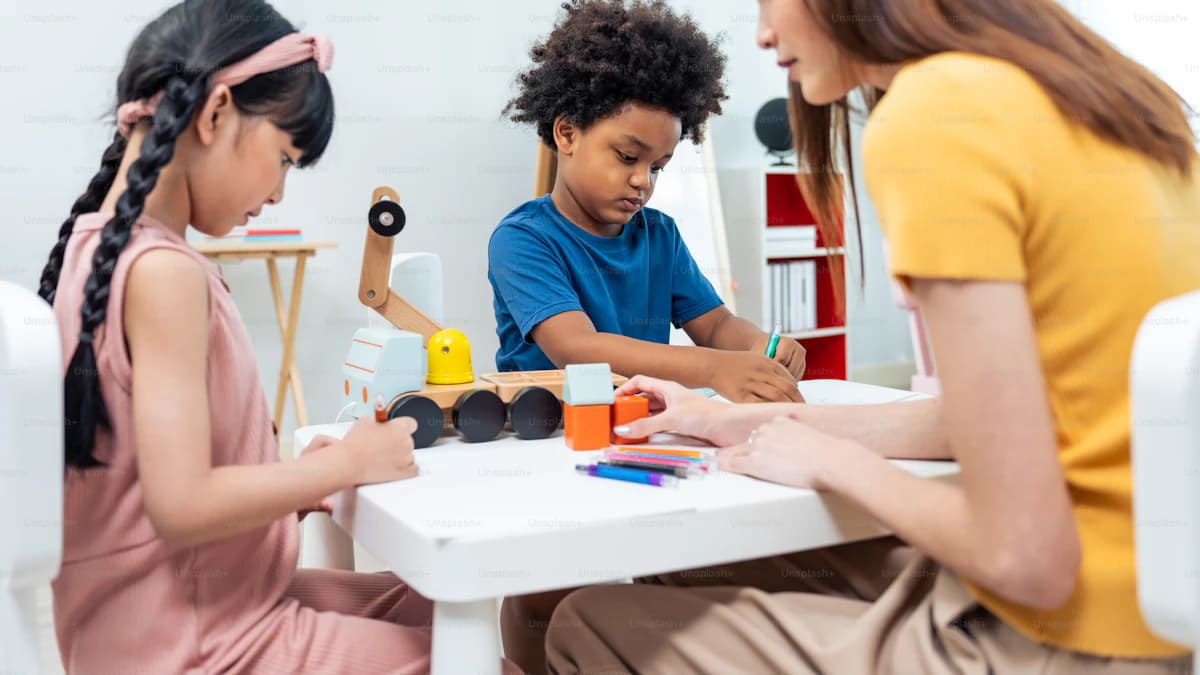 Ouder en kind maken samen huiswerk aan tafel met een rustige planning