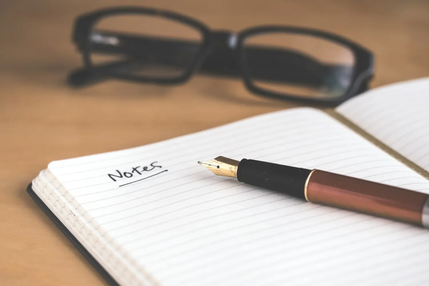 Telefoon, planner en notitieboek op tafel voor ADHD coaching en structuur