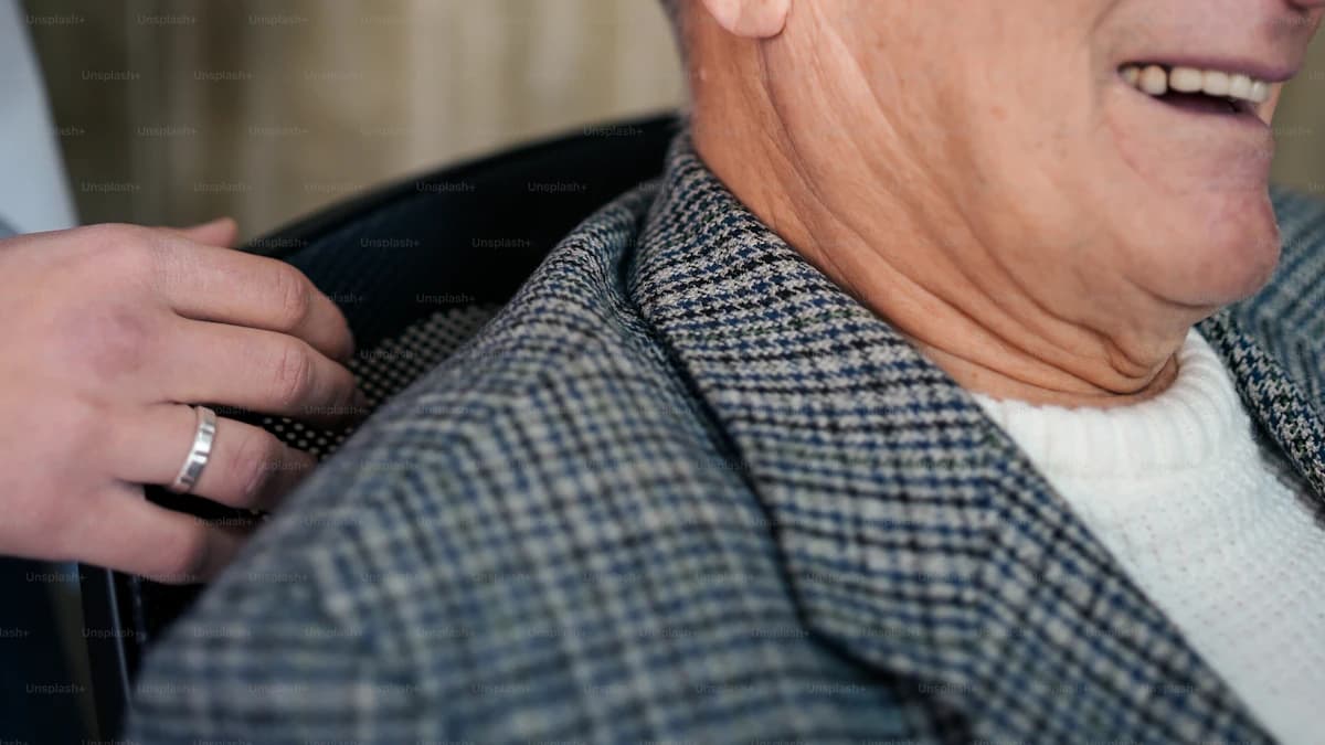 Arts en patient bespreken gehoorklachten en medische controle