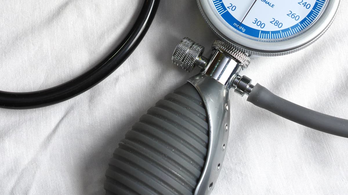 Arts bespreekt hoge bloeddruk en specialistische verwijzing met een patient