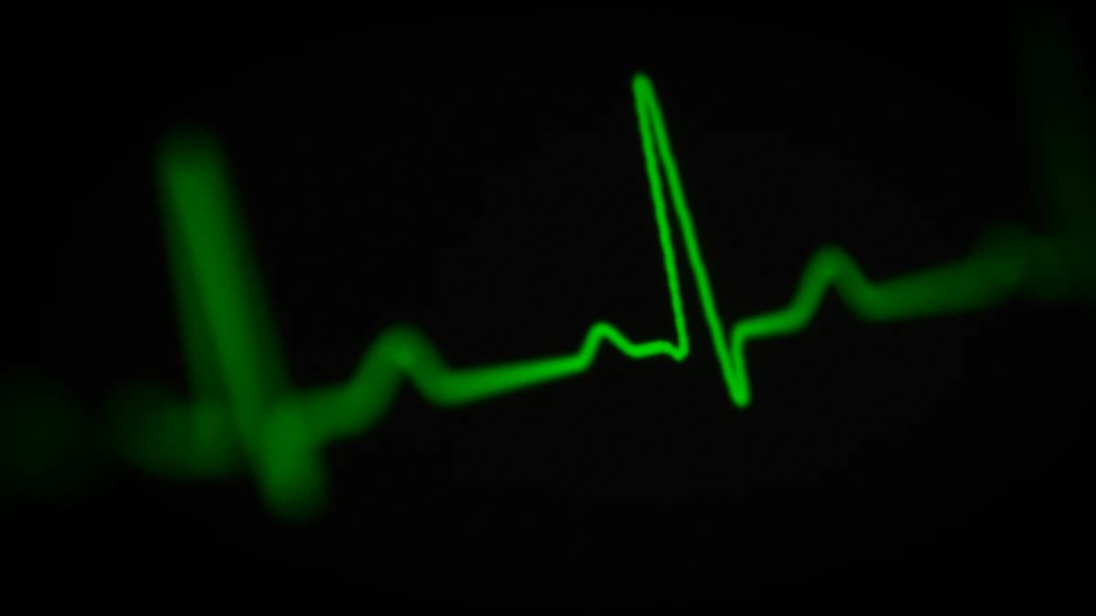Patient bespreekt smartwatchgegevens over hartgezondheid met een arts