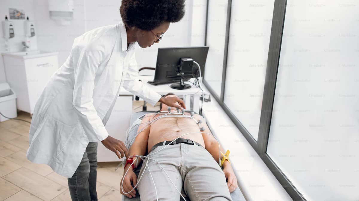Arts bespreekt ECG, hartecho, holter en fietstest met een patient