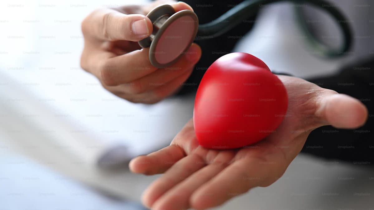 Arts bespreekt second opinion en hartklachten met een patient