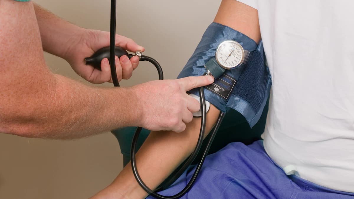 Arts bespreekt sporten met hartklachten met een patient