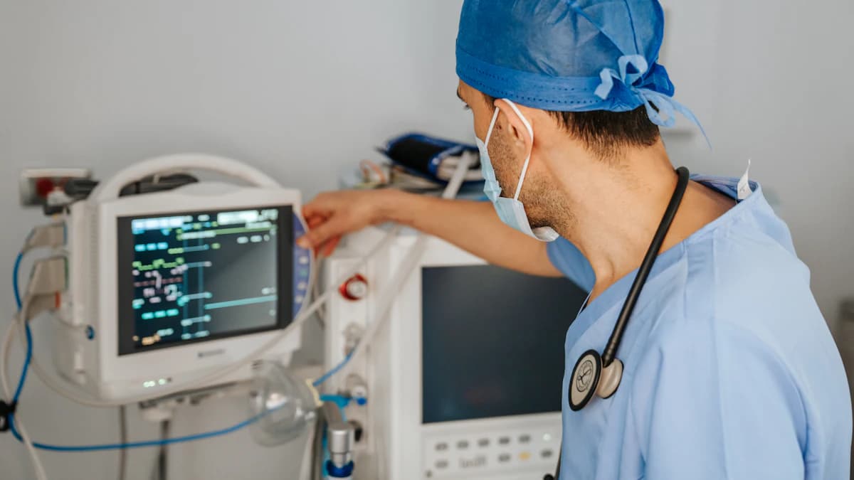 Huisarts bespreekt verwijzing naar cardioloog met een patient