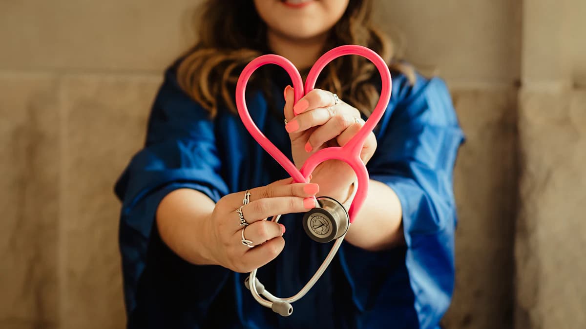 Patient bereidt een eerste afspraak met de cardioloog voor