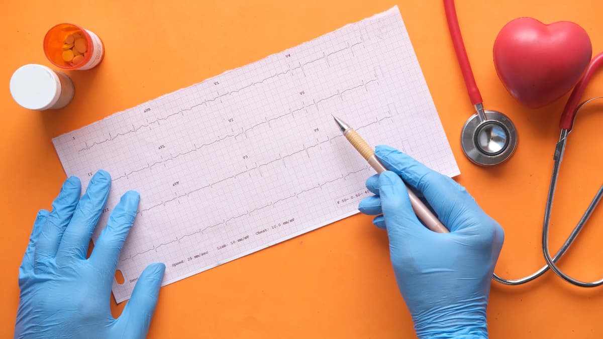 Patient bespreekt wachttijd voor cardiologie met een arts