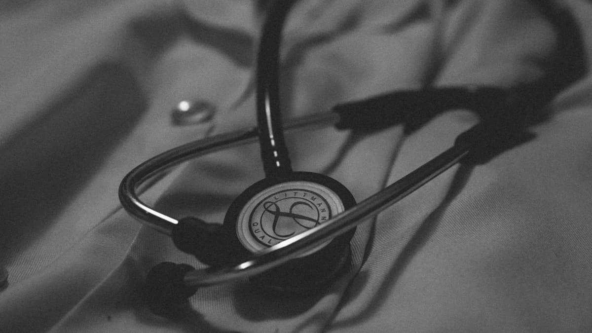 Arts bespreekt hartklachten en verwijzing naar een cardioloog