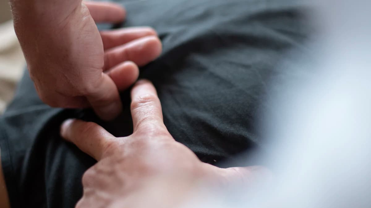 Zorgverlener bespreekt rugklachten en behandelopties met een patient