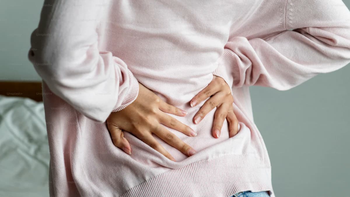 Patient stelt vragen over nek- en rugbehandeling bij een zorgverlener