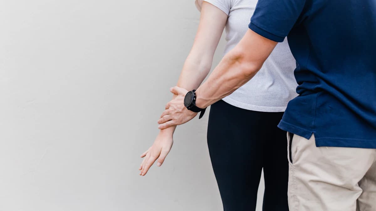 Thuiswerker bespreekt rugpijn en werkhouding met een zorgverlener