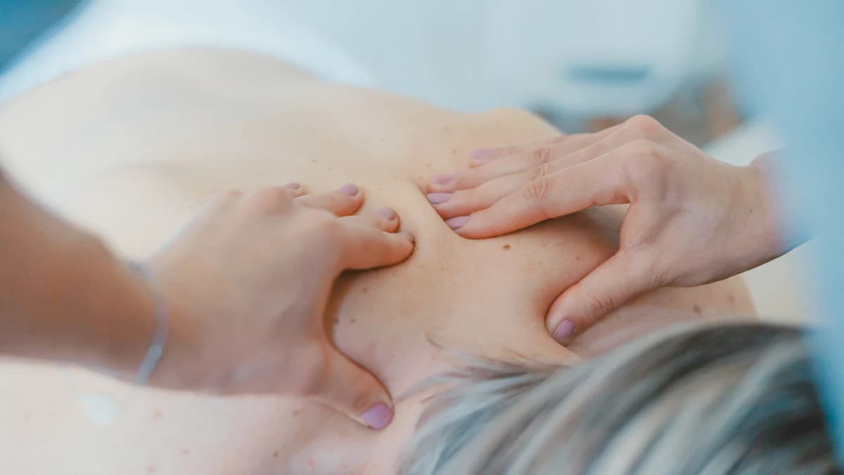 Patient vergelijkt manuele therapie, osteopathie en chiropractie