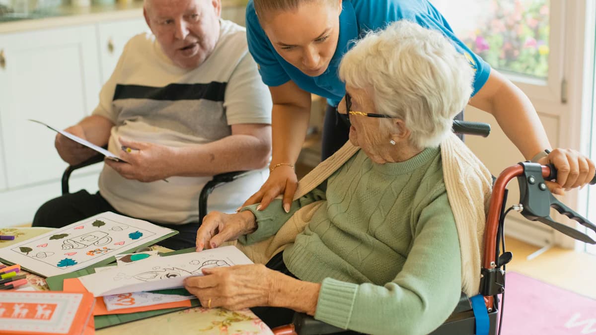 Mantelzorger en oudere bespreken dagopvang in 2026