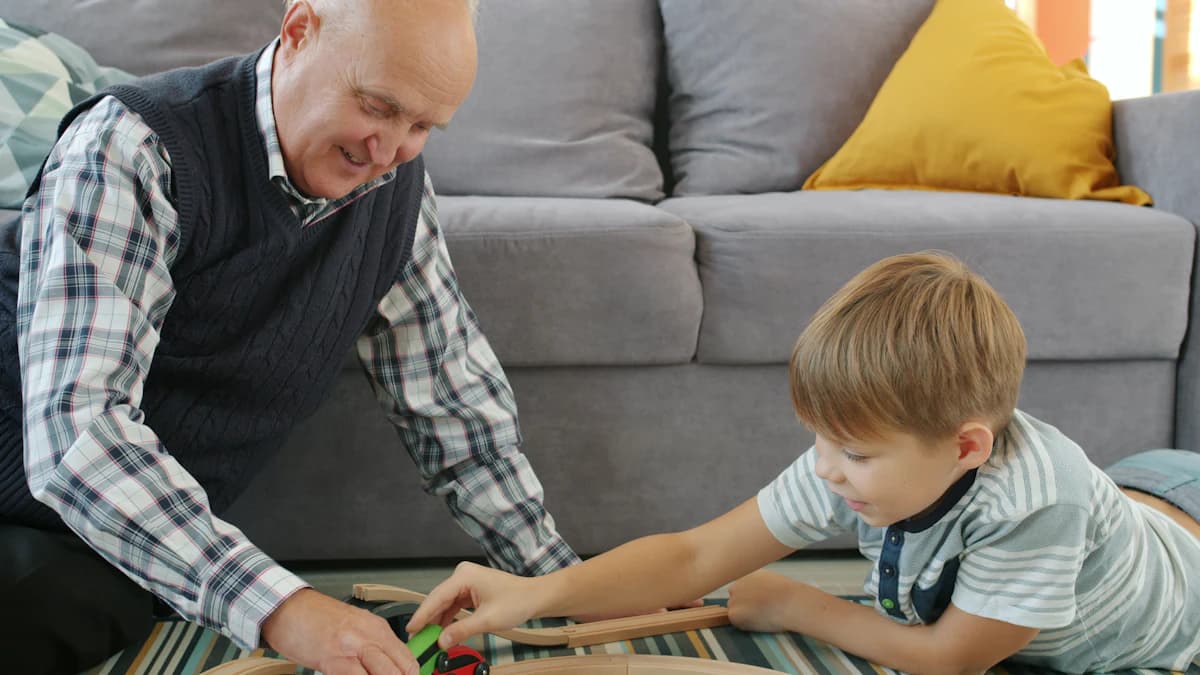 Oudere en mantelzorger bespreken dagopvang en ondersteuning met een zorgverlener