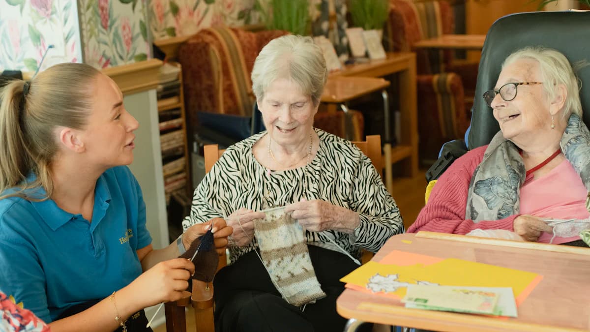 Mantelzorger bespreekt eten medicatie en rustmomenten bij dagopvang