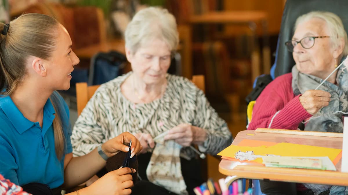 Mantelzorger bespreekt met zorgprofessional wanneer dagopvang niet meer genoeg is