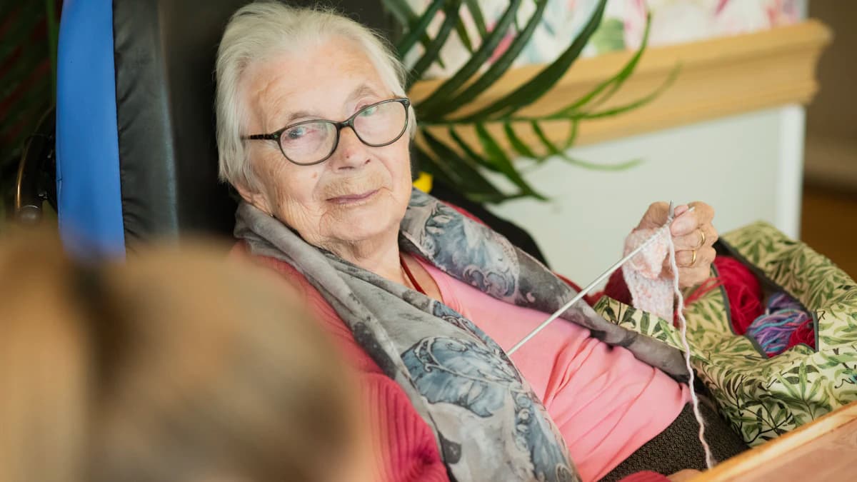 Mantelzorger ordent documenten voor Wmo-aanvraag dagopvang ouderen