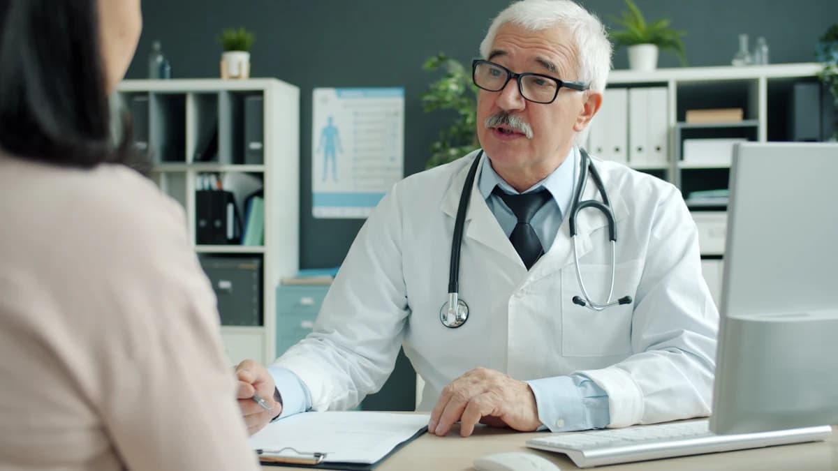 Dermatoloog beoordeelt een moedervlek met een patient