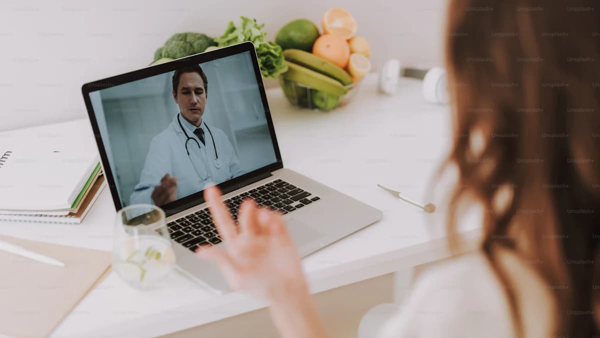 Patient gebruikt een online huidscan app als hulpmiddel bij huidcontrole