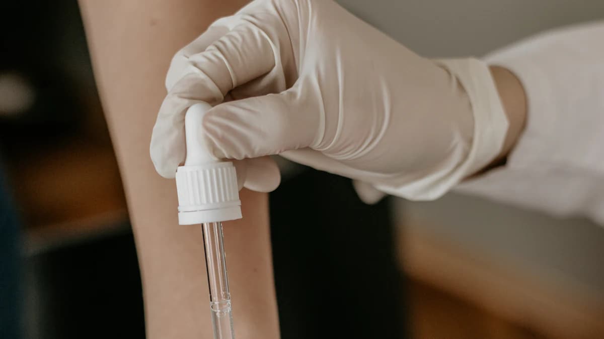 Dermatoloog en huidtherapeut bespreken samen een huidzorgplan
