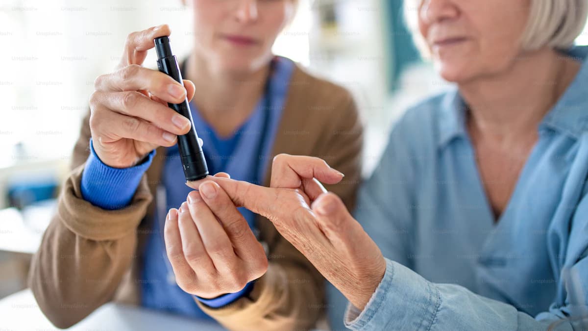 Zorgverlener bespreekt diabetes type 2 begeleiding, medicatie en controles met patient