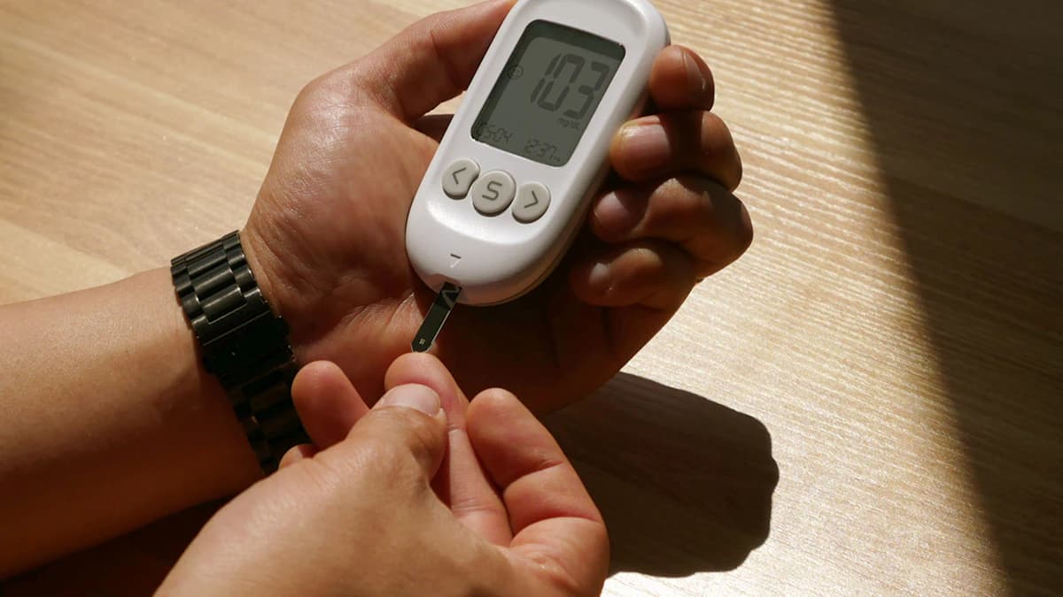 Podotherapeut controleert voeten bij diabeteszorg