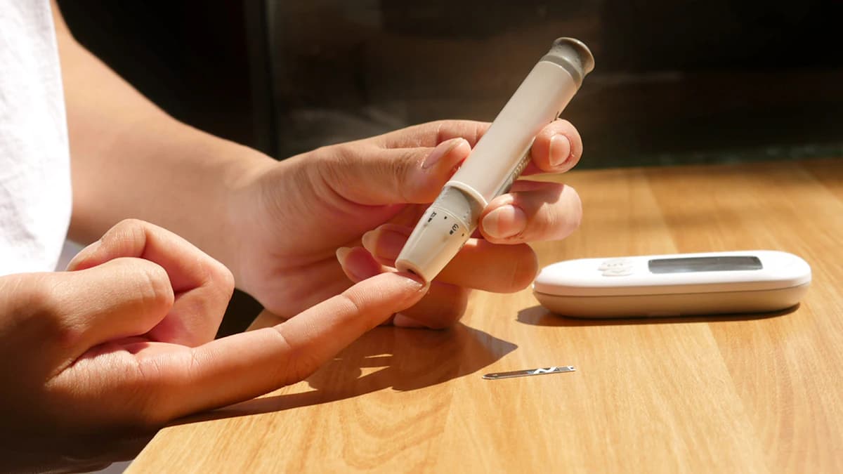 Volwassene bespreekt diabetes type 2 medicatiekeuzes met zorgverlener