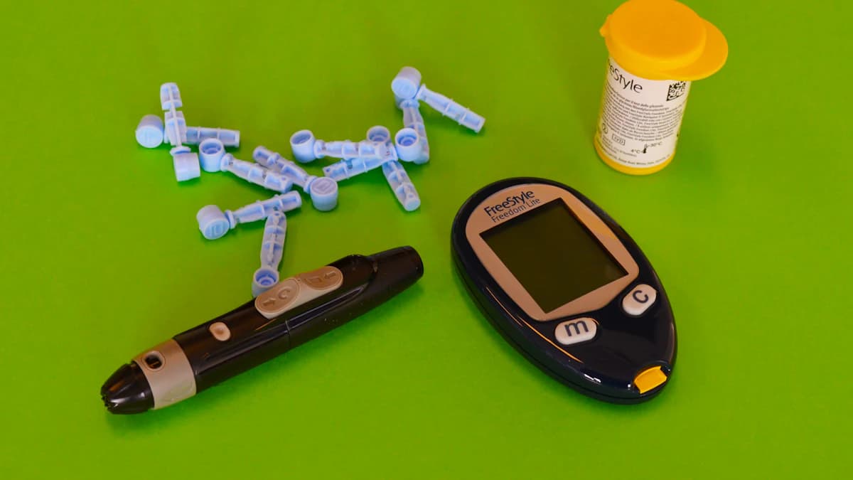 Zwangere vrouw bespreekt diabeteszorg met specialistisch team