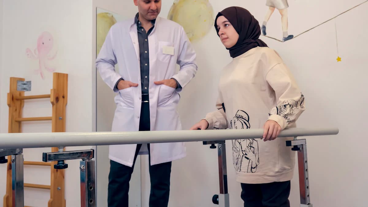 Oudere en mantelzorger bespreken keuze voor ergotherapeut