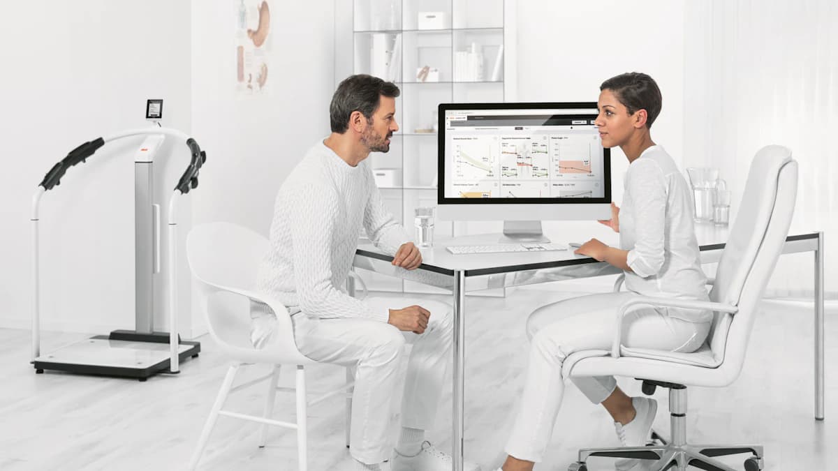 Client vergelijkt fysiotherapiepraktijken en specialisaties