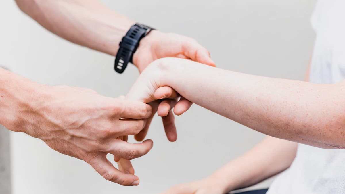 Fysiotherapeut bespreekt vergoeding en behandelplan met client