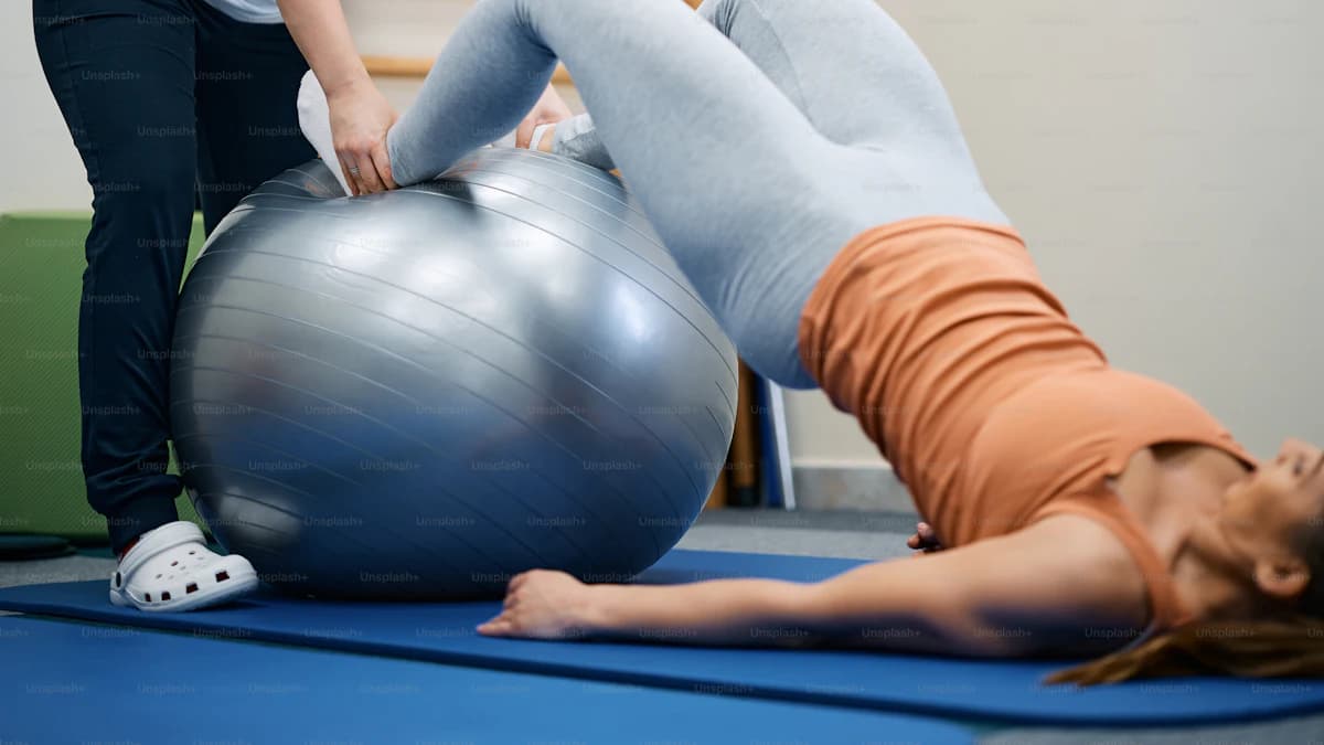 Fysiotherapeut onderzoekt een sportblessure