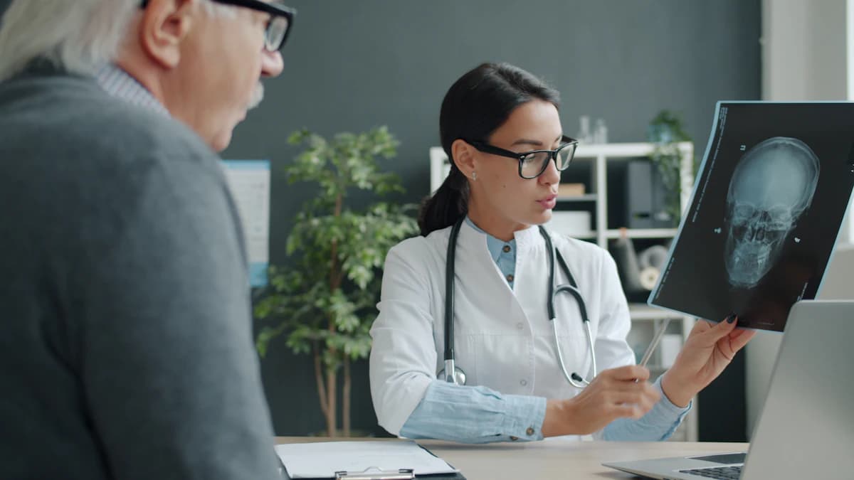 Zorgverlener bespreekt dementieonderzoek met patient en naaste