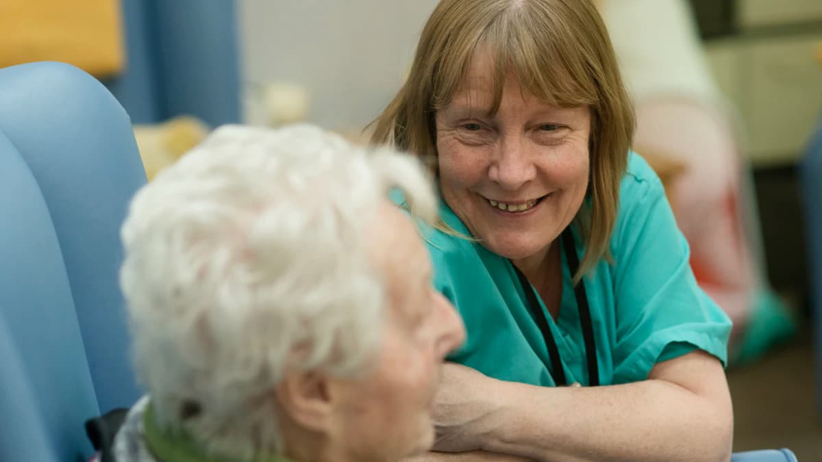 Patient en naaste vergelijken geheugenkliniek opties met zorgverlener