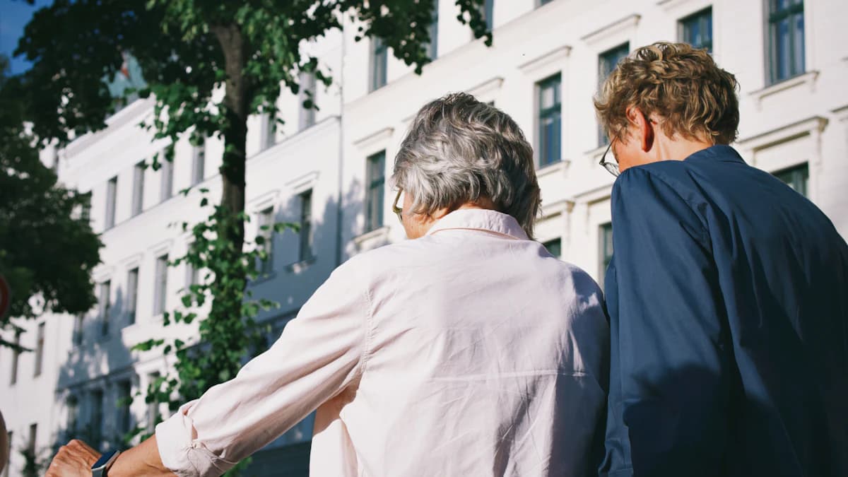 Oudere persoon wandelt buiten als onderdeel van gezonde leefstijl voor het geheugen