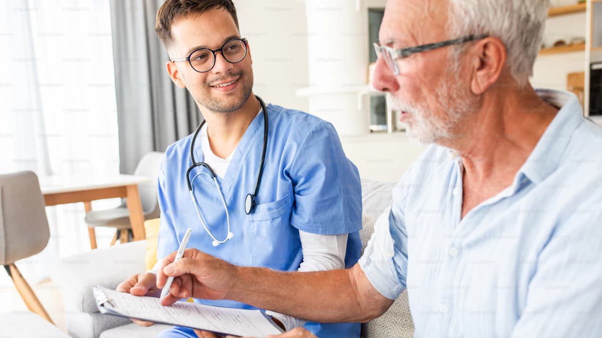Patient en naaste bespreken een second opinion bij dementiediagnose