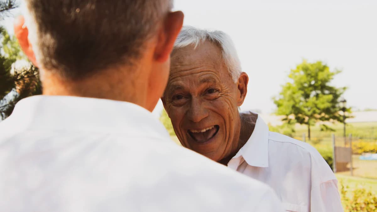 Naaste en patient bespreken het verschil tussen vergeetachtigheid en dementie