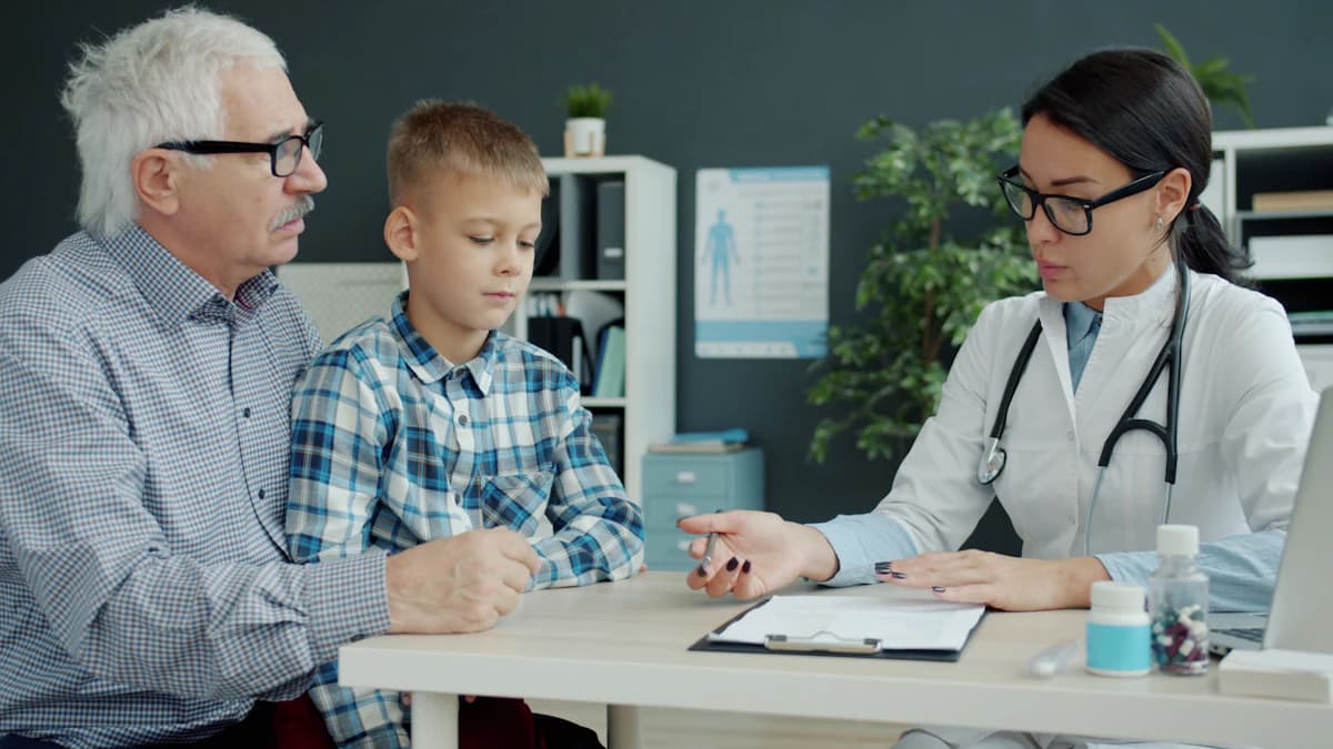 Oudere patient bespreekt geheugenklachten met geriater en mantelzorger