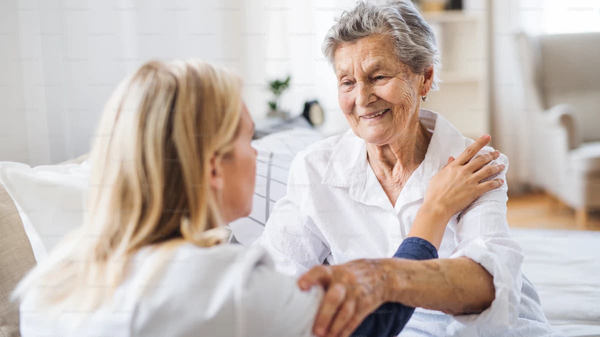 Oudere patient bespreekt keuze tussen geriater en specialist ouderengeneeskunde