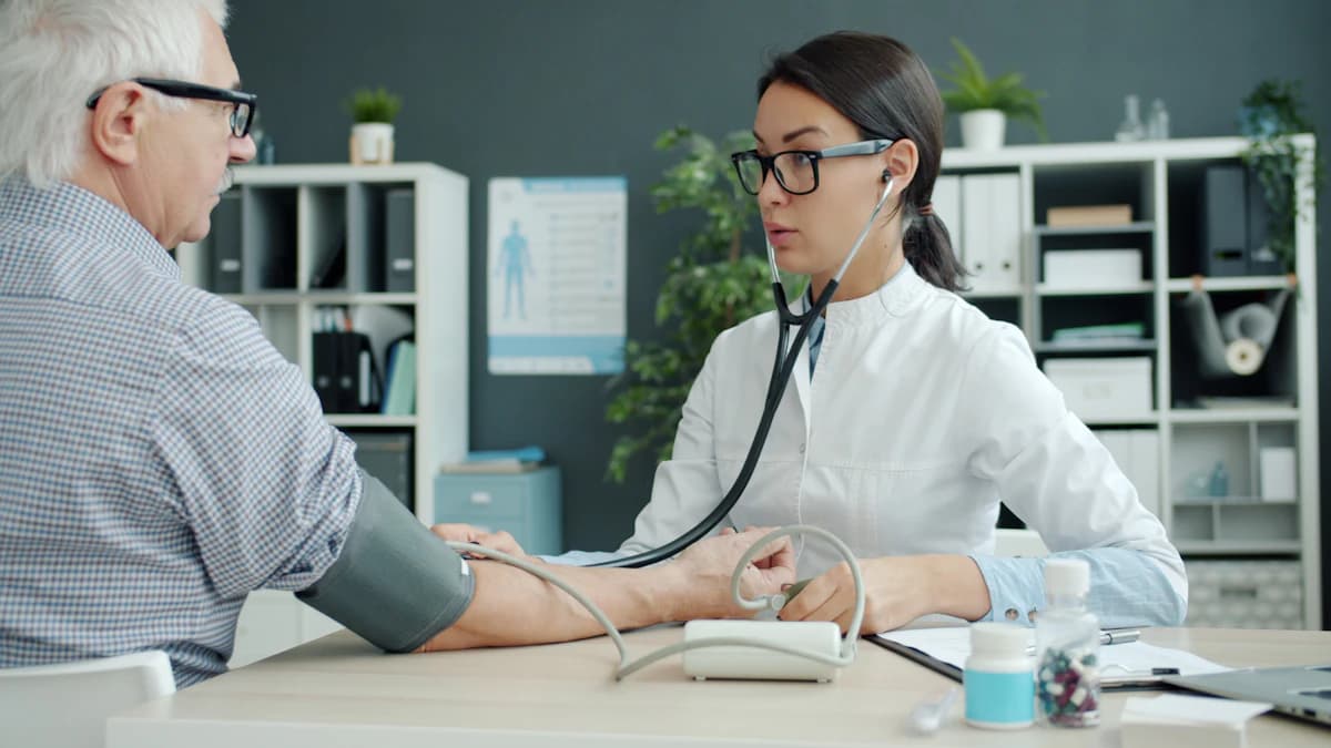 Oudere patient bespreekt kosten en verwijzing voor geriatrische zorg