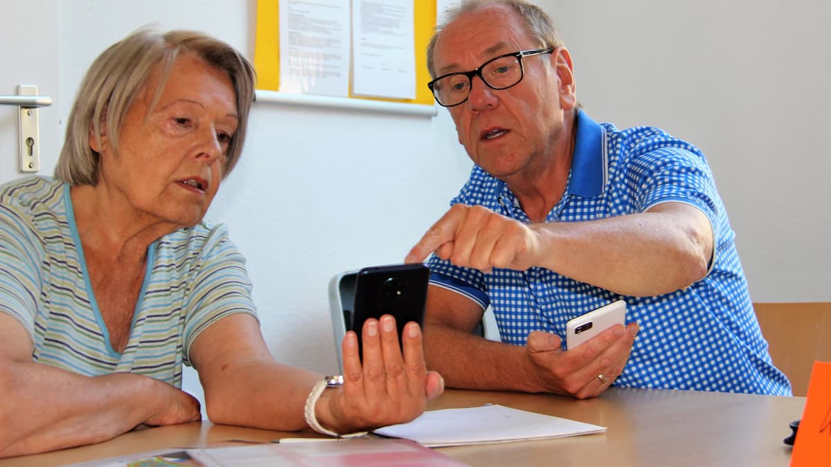 Geriater bespreekt complexe ouderenzorg in 2026 met oudere patient en mantelzorger