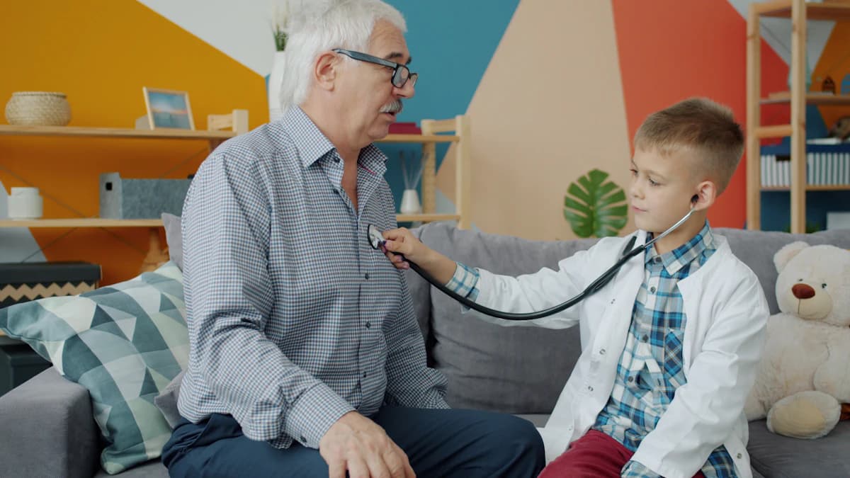 Geriater voert brede beoordeling uit met oudere patient en naaste