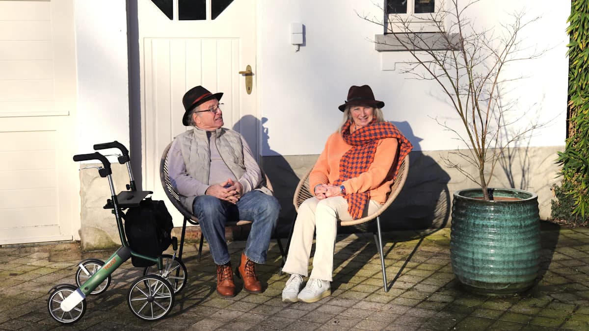 Oudere patient bespreekt langer thuis wonen na geriatrisch advies