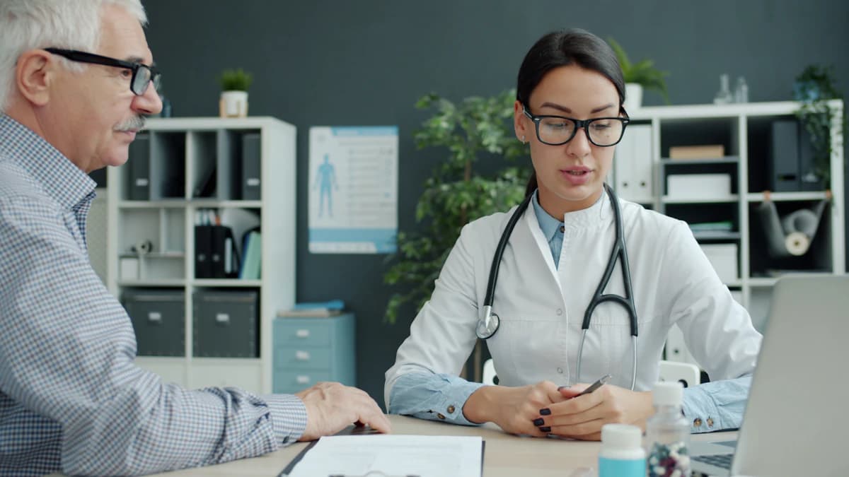 Mantelzorger gaat mee naar afspraak bij geriater