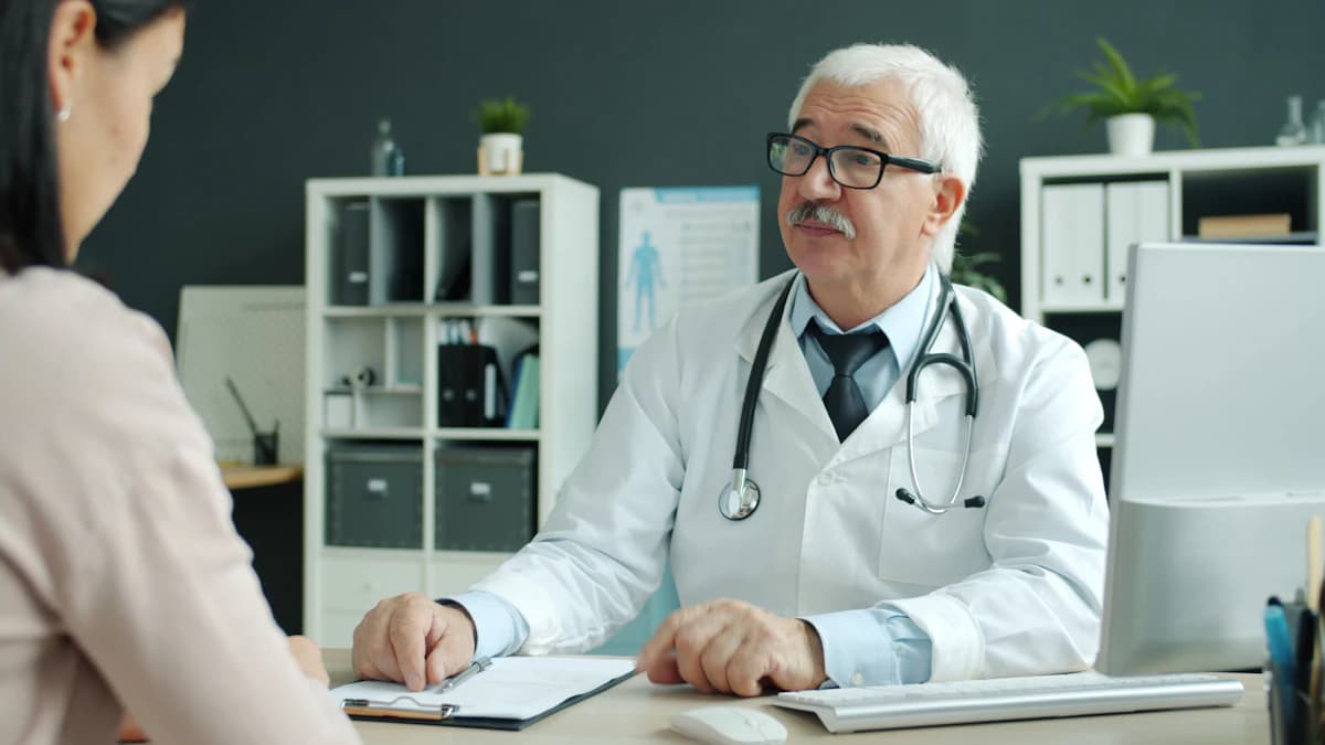 Mantelzorger maakt medicatielijst voor oudere ouder aan keukentafel