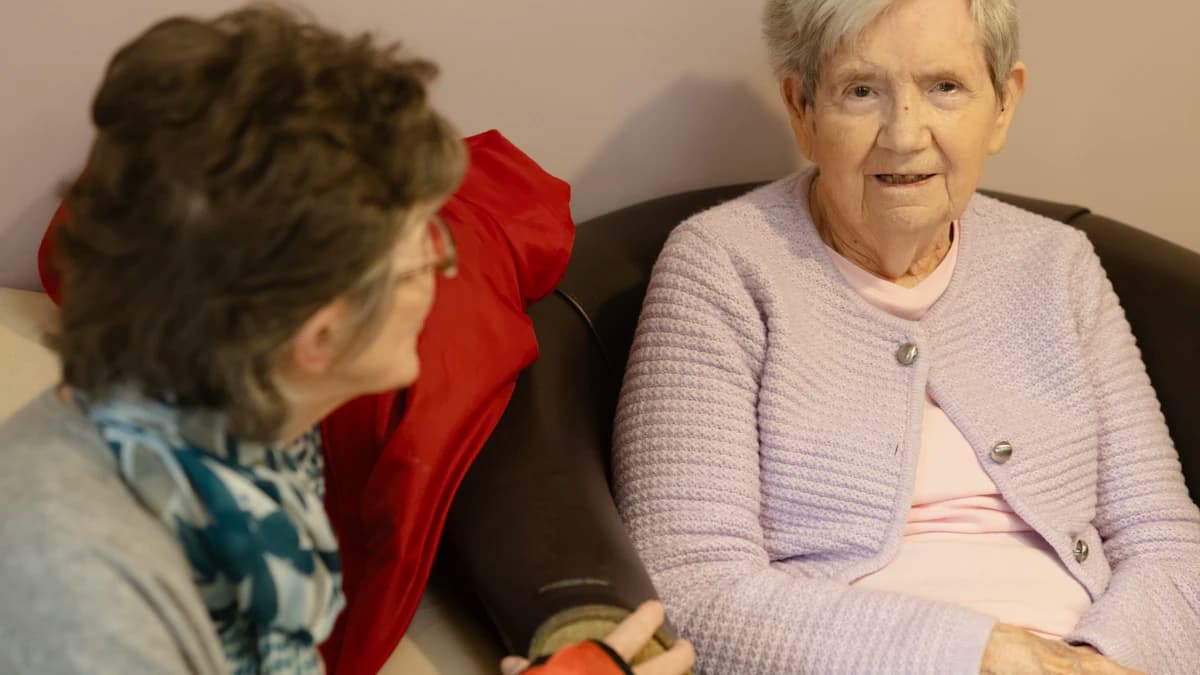 Patient en mantelzorger bekijken reviews van geriaters en ziekenhuizen