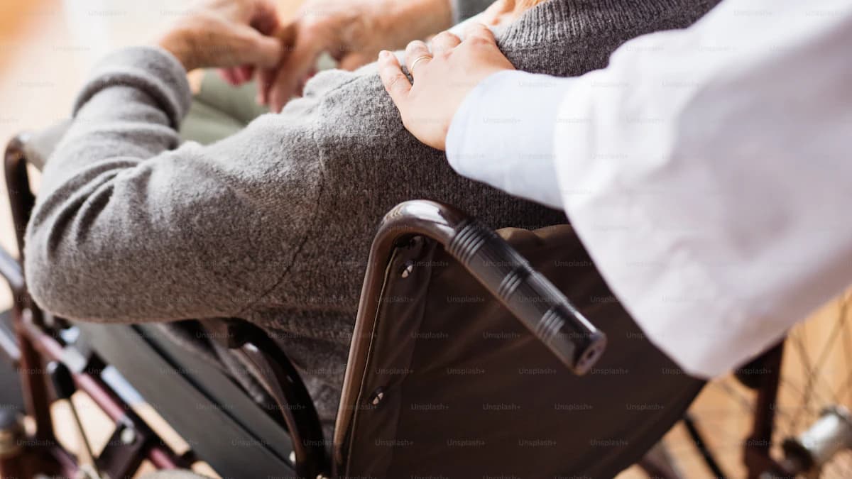 Oudere patient en mantelzorger bespreken second opinion bij complexe ouderenzorg