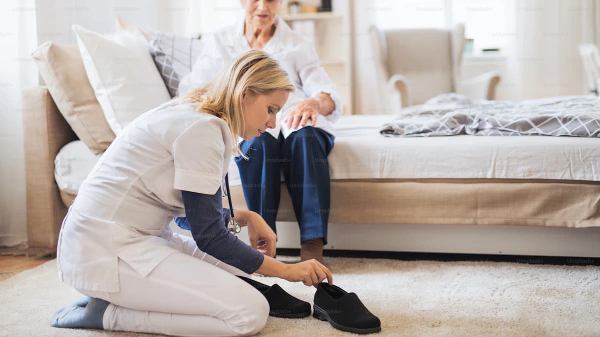Geriater bespreekt vallen, geheugen, medicatie en mobiliteit met oudere patient