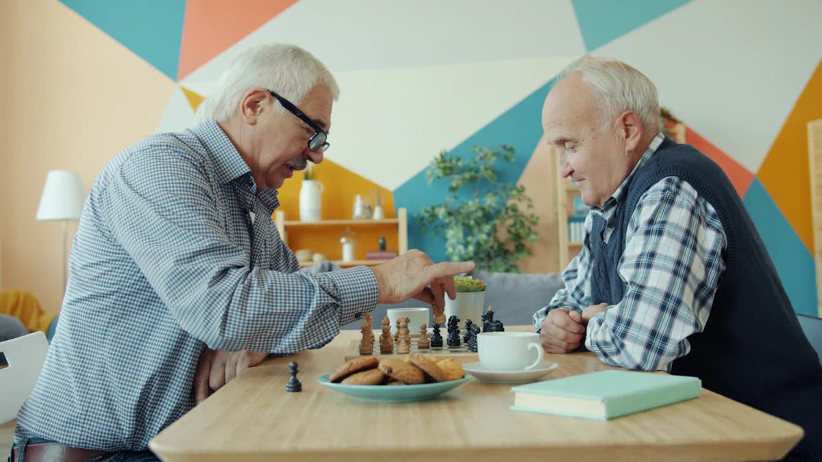 Huisarts bespreekt mogelijke verwijzing naar de geriater met oudere patient en mantelzorger